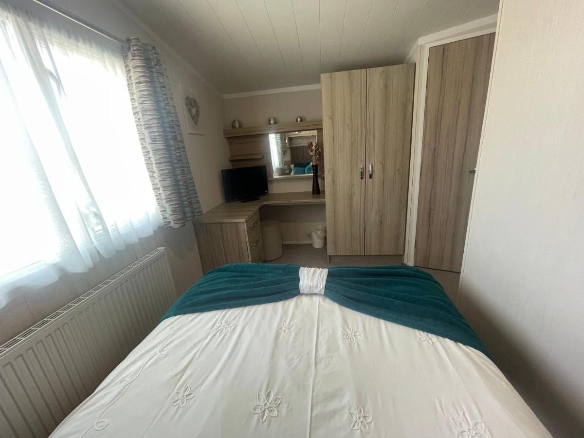 Lakeside Retreat 3 With Hot Tub, Private Fishing Peg Situated At Tattershall Lakes Country Park Exterior foto