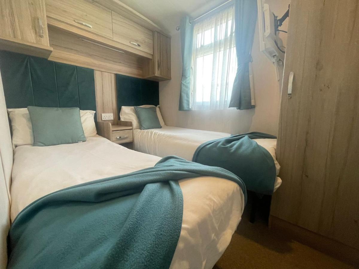 Lakeside Retreat 3 With Hot Tub, Private Fishing Peg Situated At Tattershall Lakes Country Park Exterior foto