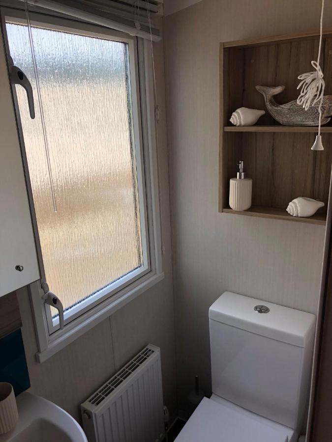 Lakeside Retreat 3 With Hot Tub, Private Fishing Peg Situated At Tattershall Lakes Country Park Exterior foto