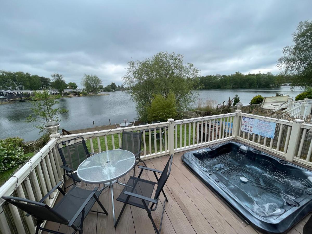 Lakeside Retreat 3 With Hot Tub, Private Fishing Peg Situated At Tattershall Lakes Country Park Exterior foto